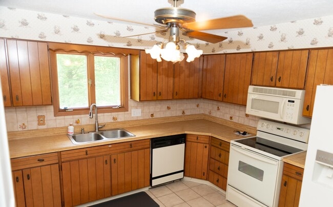 Photo - 10976 Shaker Dr