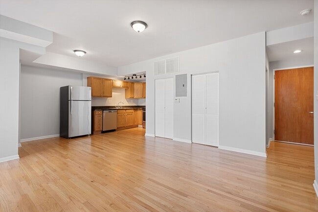 Photo - 2451 W Howard St