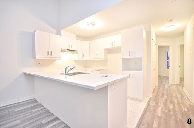 Building Photo - 1611 Av. de la Gare