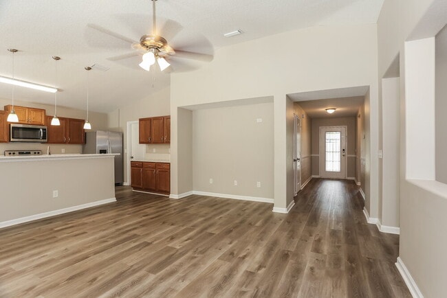 Photo - 392 Bostwick Cir
