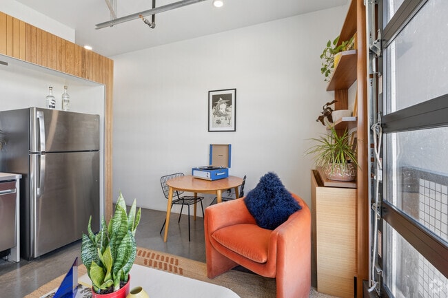 1BR, 1BA - 455SF - Living / Dining Room