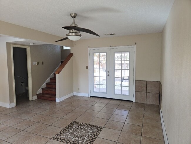 Photo - 4 Bedroom, 3 Bathroom! Lovely Home!