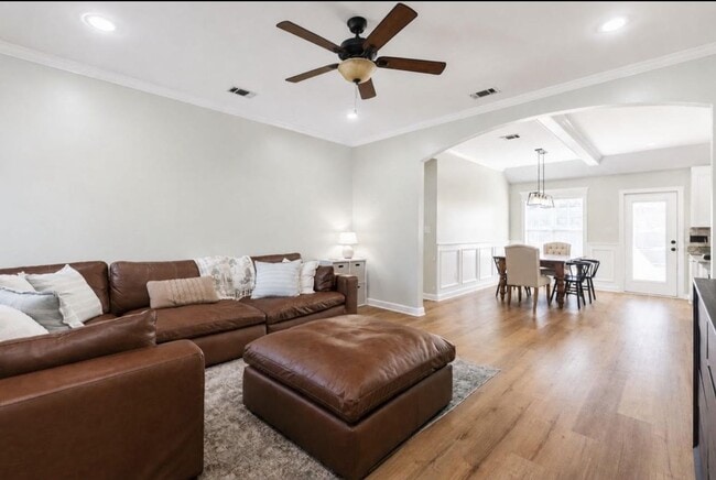 Photo - 901 Sugarberry Dr