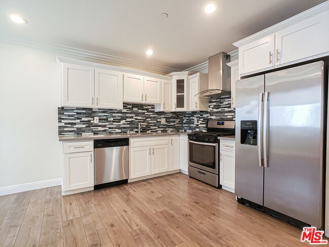 Photo - 965 N Wilton Pl