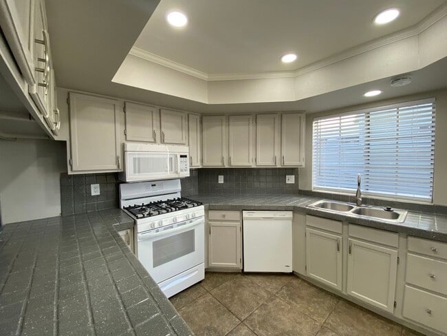 Photo - Colonia Apartment Homes - Roger