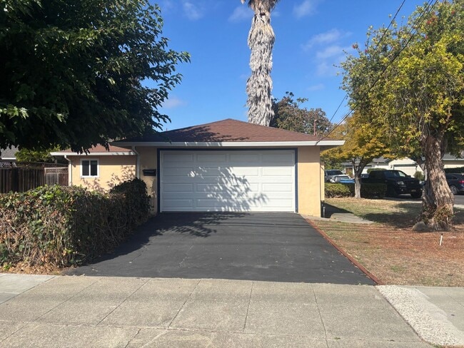 Building Photo - PET FRIENDLY 3 BED/1 BATH in Palo Alto Available Now