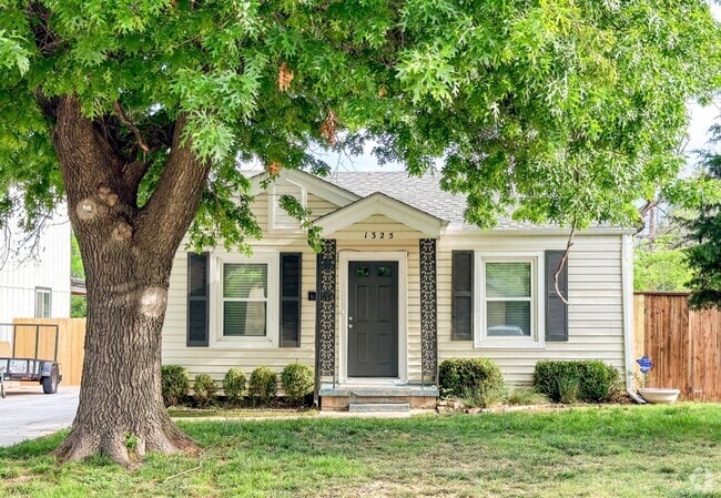 Building Photo - Updated 2 Bed 1 Bath - Large Carport and G... Rental