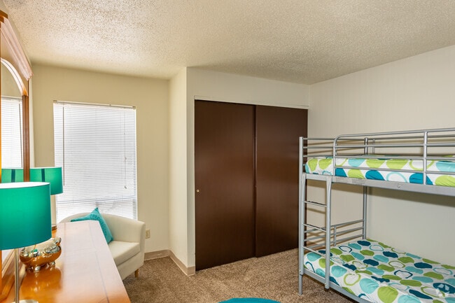 2BR, 1BA - 750 SF