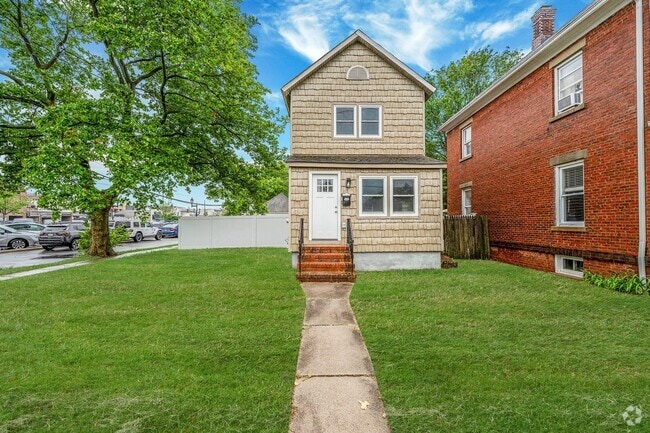 Building Photo - 38 S Front St Rental