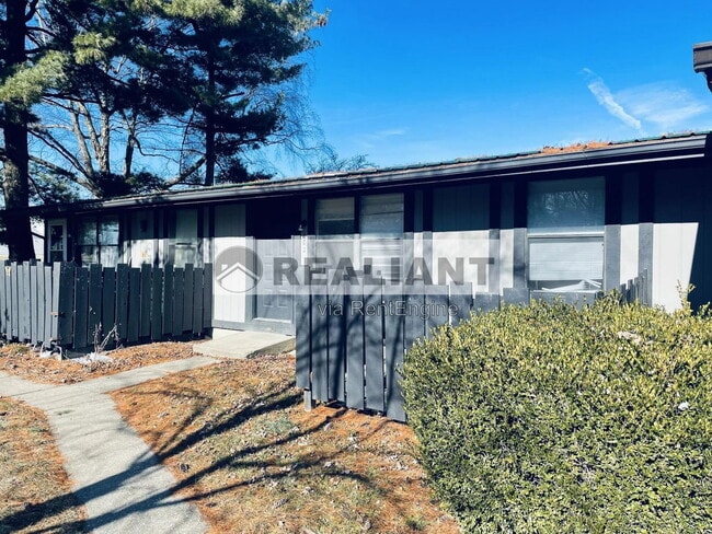 Building Photo - 802 Amhurst Dr