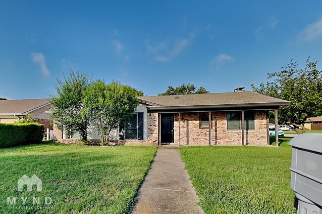 Building Photo - 461 NW Charlyne Dr