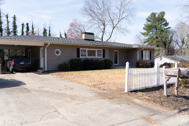 Building Photo - 717 Circle Dr NE Rental