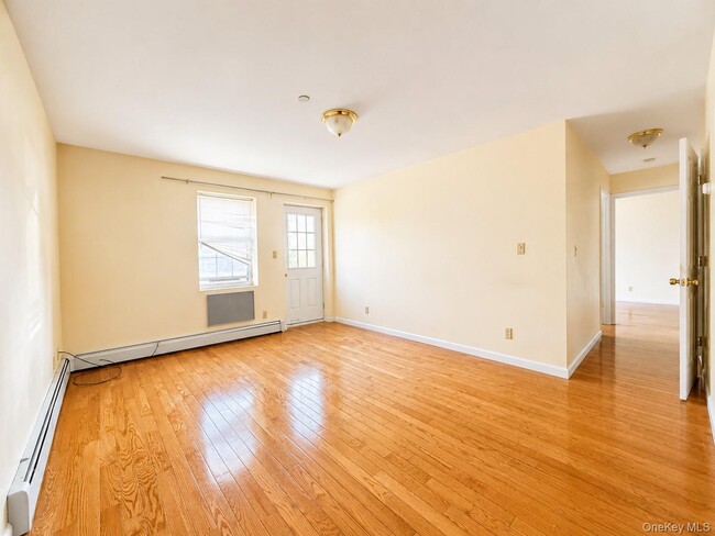 Building Photo - 35-06 Leavitt St Unit 7B