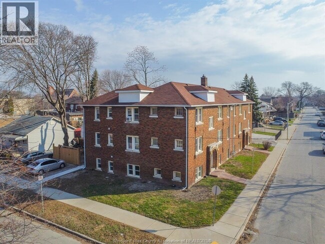 Photo - 706 Elliott St E