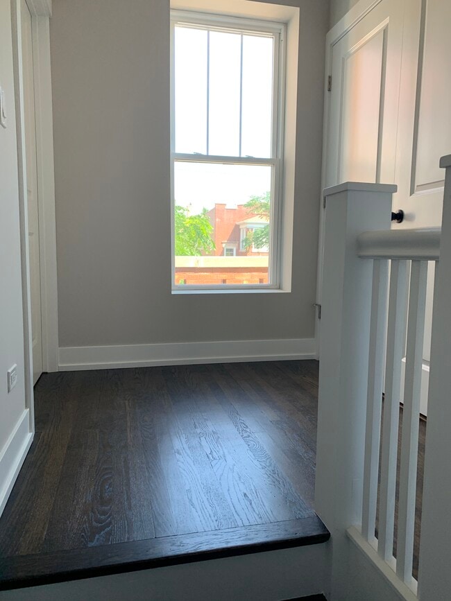 Building Photo - 5315 W Montrose Ave Unit 2