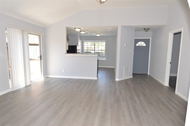 Photo - 5214 Beaverhill Dr House