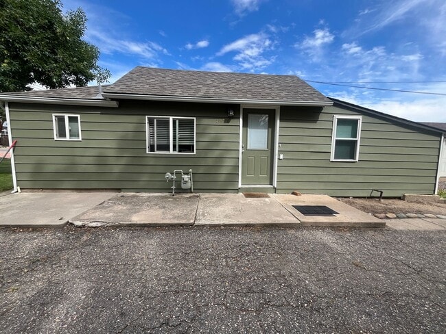 Building Photo - 2105 3rd Ave Unit #A - Front House