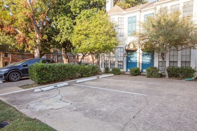 Building Photo - Dallas Townhome with Reserved Parking