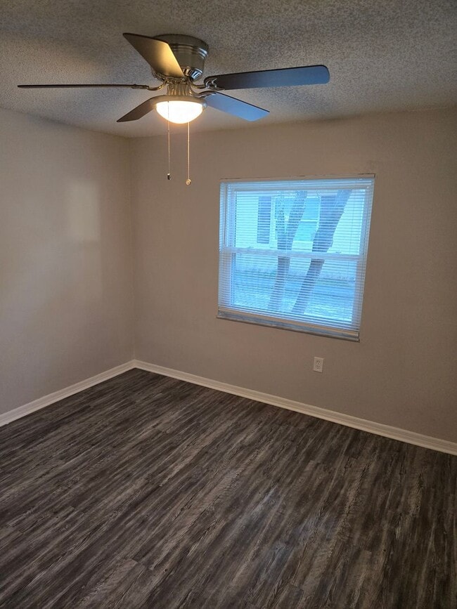 Photo - READY TO MOVE IN 2 BD/1 BA DUPLEX