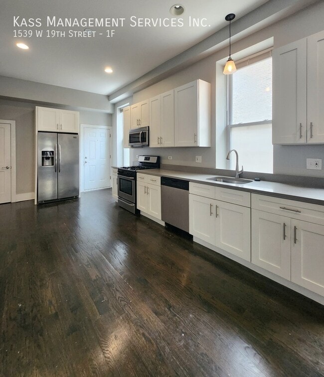 Building Photo - 1539 W 19th St Unit 1F