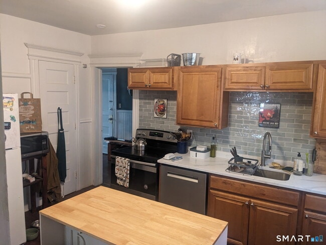 Building Photo - 2870 Fairfield Ave Unit 1