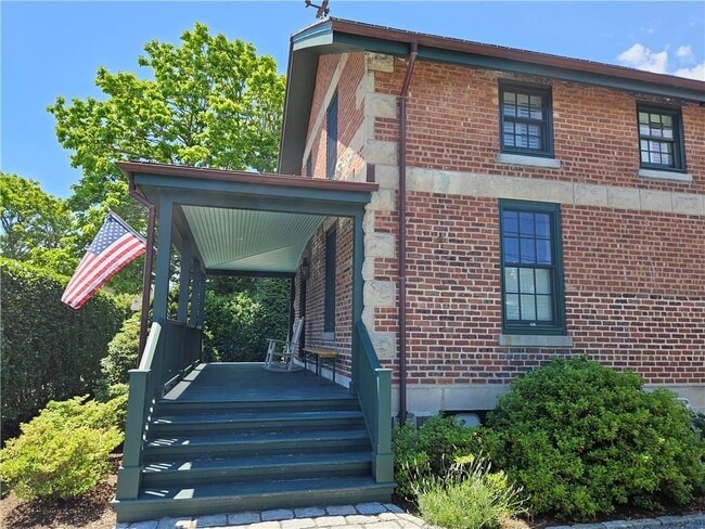 209 Coggeshall Ave