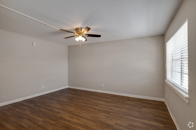 2BR, 1BA - 722SF - Living Room