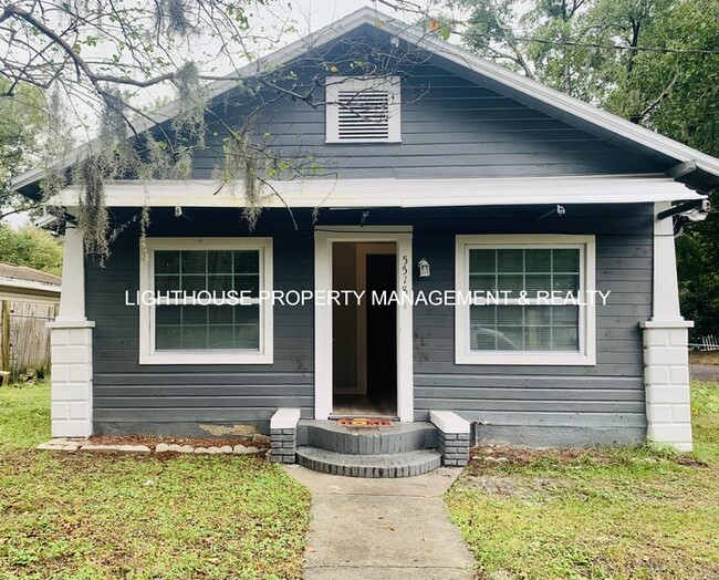 Cozy 3 Bed/1 Bath Home with Fenced Yard! - Cozy 3 Bed/1 Bath Home with Fenced Yard!