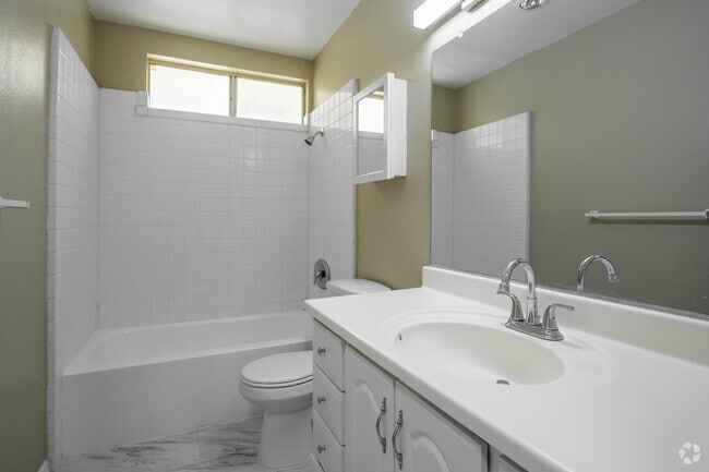 1BR, 1BA - 720SF - Bathroom