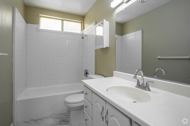 1BR, 1BA - 720SF - Bathroom - Seranado Fountain Apartments