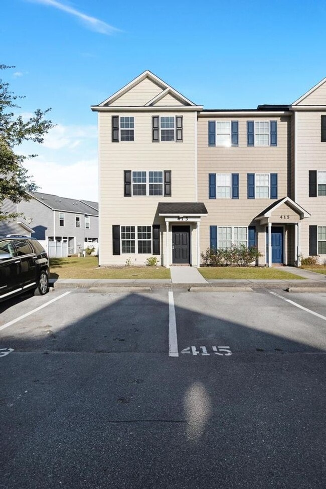 Building Photo - Great Townhome! City Limits! Carolina Forest!