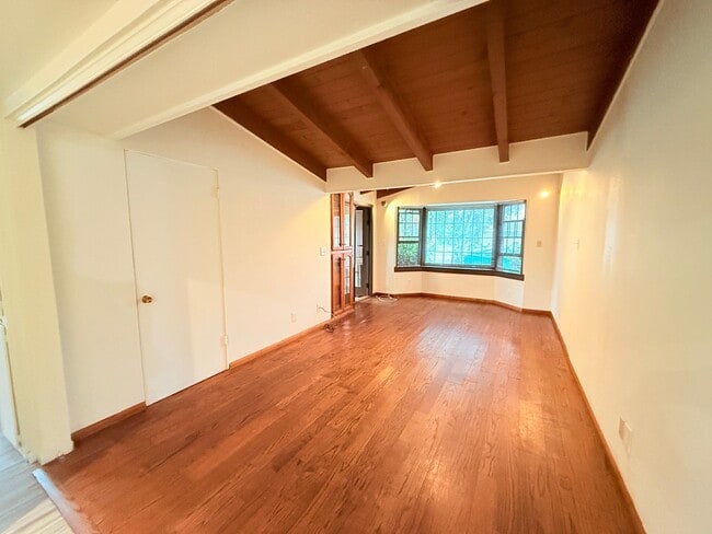 Building Photo - 401 N Lupine St Unit A