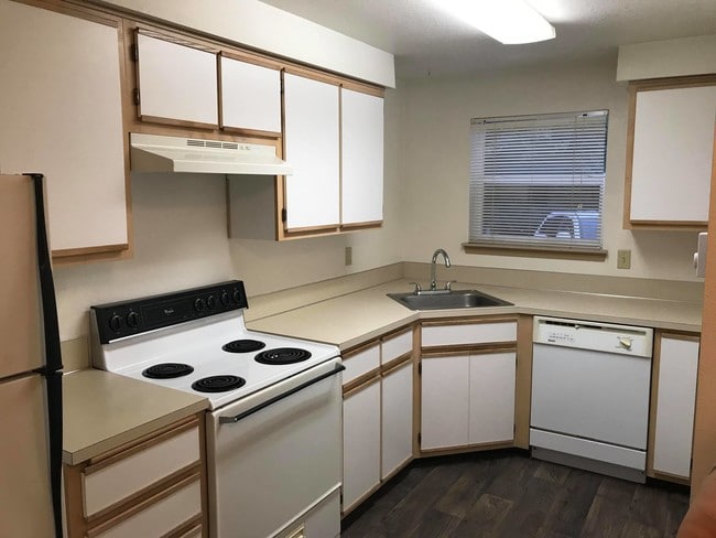 2 bedroom Townhome Kitchen - Ripplingbrook Terrace