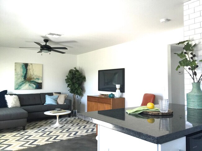 Building Photo - Hamptons Unit 10