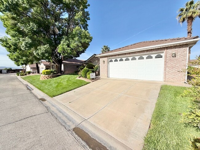 Photo - 3 Bed 2 Bath Home in Meadow Creak!! 55+ Community!!!