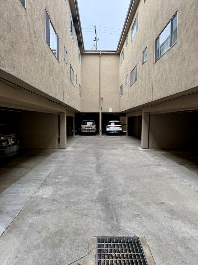 1031 N Harper Ave