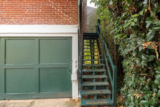 Photo - Quaint 1 Bedroom/1 Bathroom Cottage Style Apartment in Richmond ***Available NOW***