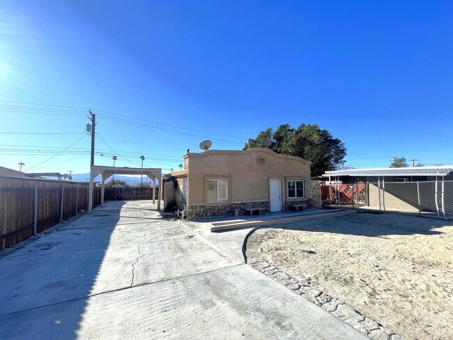 Building Photo - AVAILABLE NOW!! 1 Bedroom 1 Bathroom Home ...