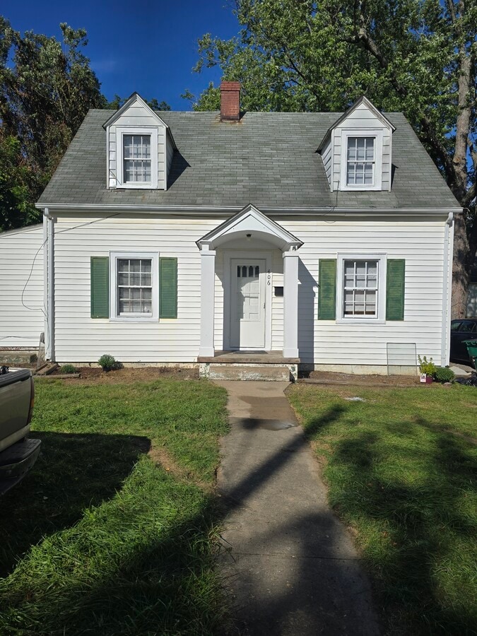 Photo - 406 Progress St NE