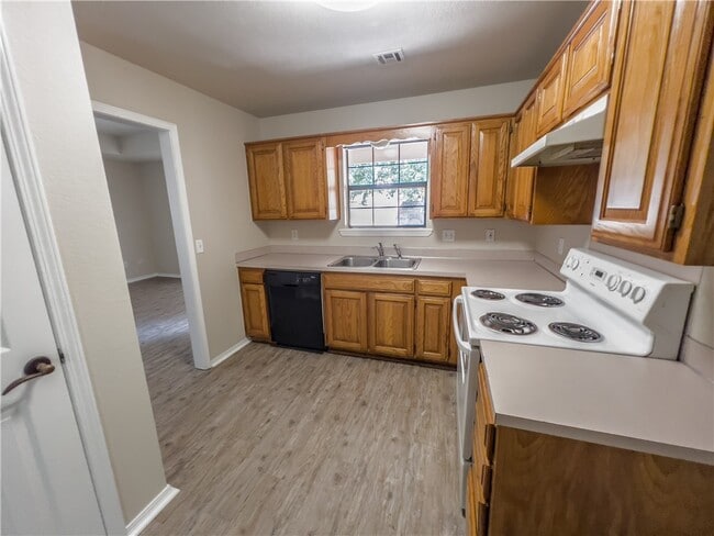 Photo - 2020 S F St