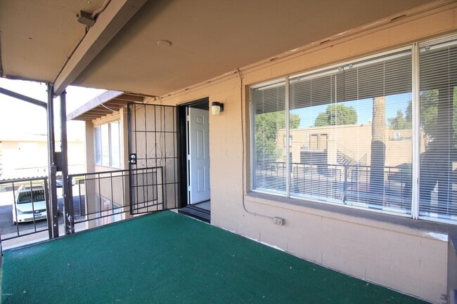 Building Photo - 2413 W Hazelwood St Rental