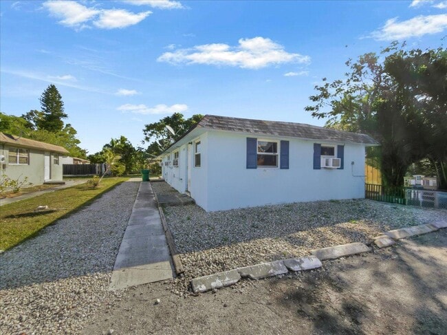 Building Photo - 2495 Bayside St Unit B