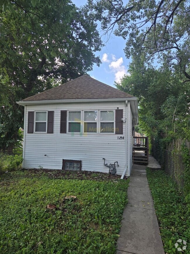 Building Photo - Beautifully Renovated 3 Bedroom / 1 Bathro... Rental