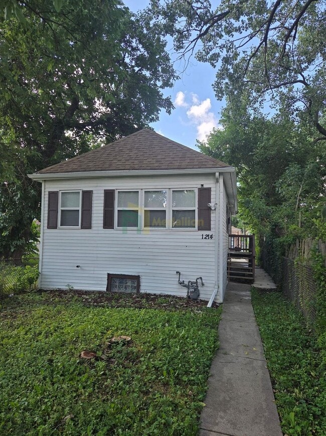 Building Photo - Beautifully Renovated 3 Bedroom / 1 Bathro... Rental