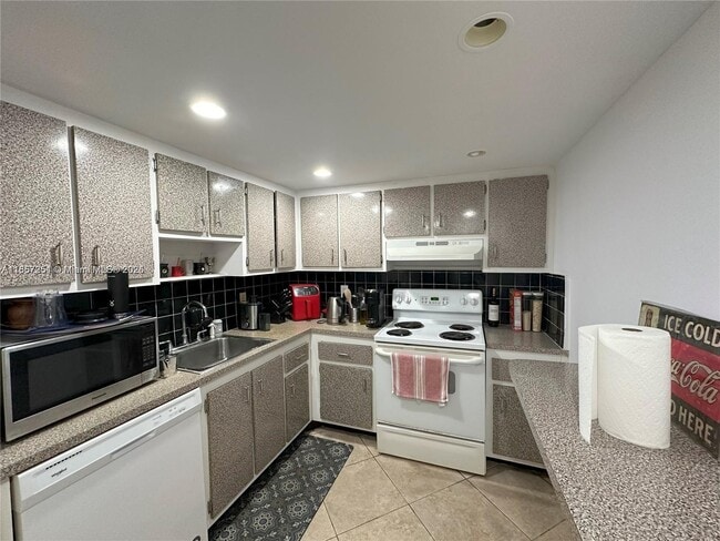Photo - 1300 NE Miami Gardens Dr Unidad 303E
