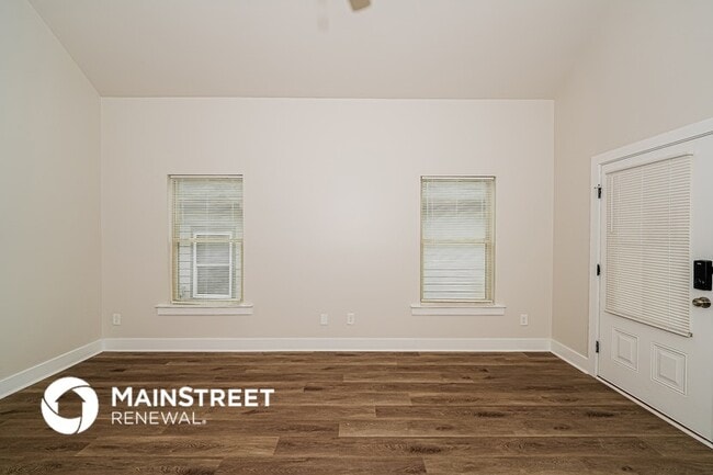 Photo - 890 Maple Trce