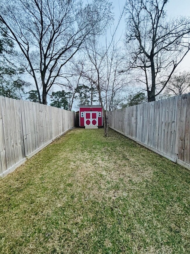 Caseta de almacenamiento en la parte trasera - 8220 Crestview Dr