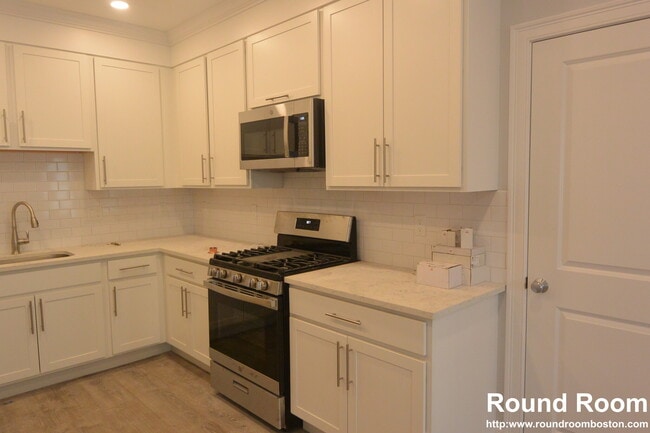 Building Photo - 120 Kenrick St Rental