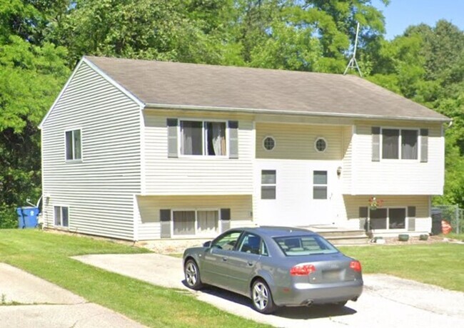 Building Photo - Chesterton Townhome: 2 bedroom 1.5 bath Unit 103 Jeffery