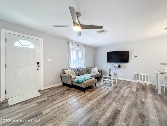 Photo - 760 Becker Ave NE